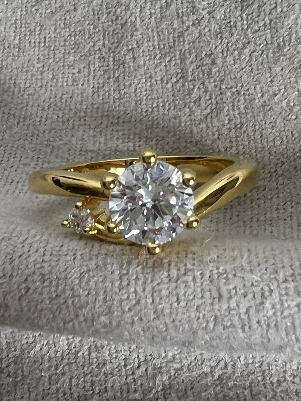 R.S. Covenant Gold Tone Sz 5 Ring with Clear Stones